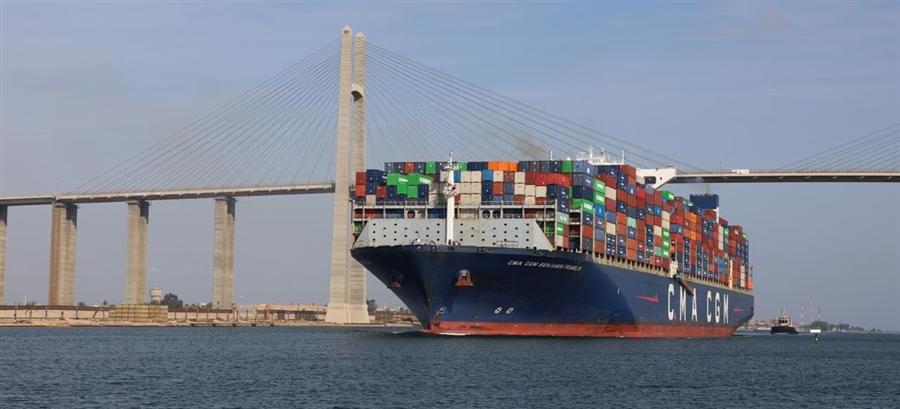 Suez Canal sees transit of 1st giant container ship in 2 years

